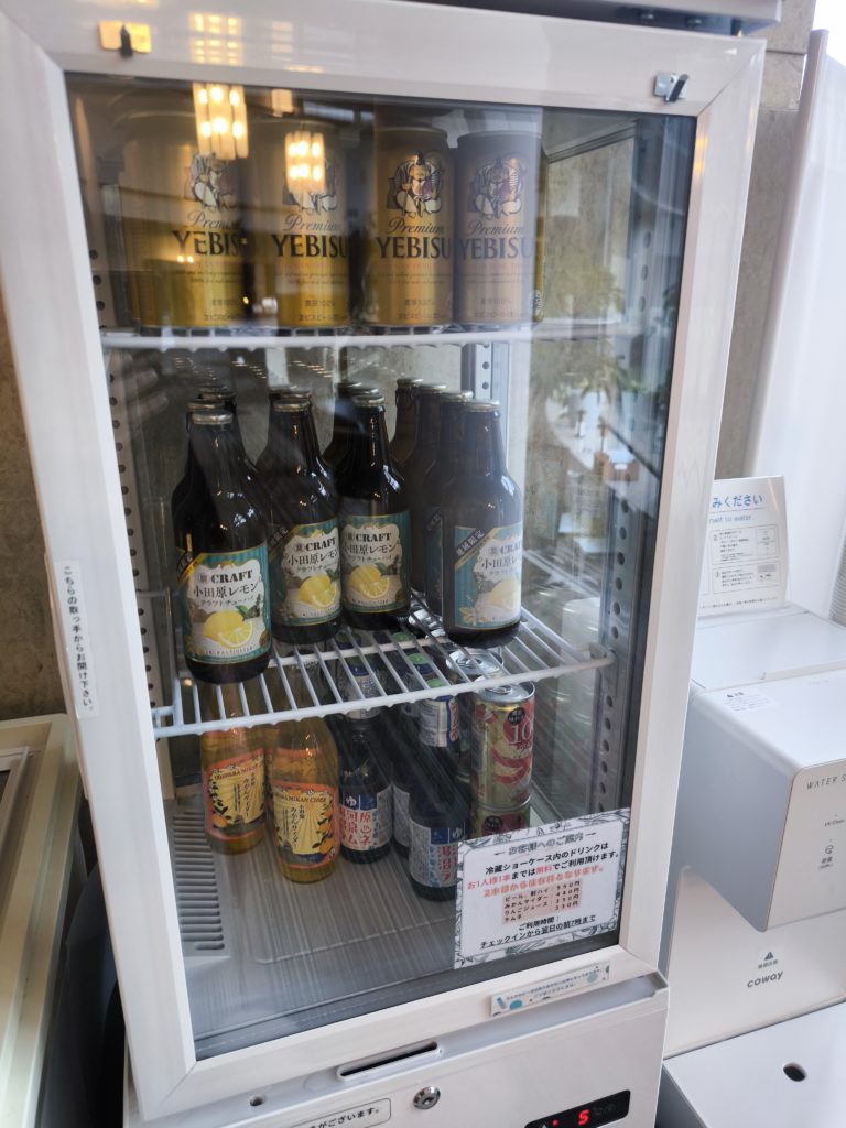 コレドール湯河原のウェルカムドリンクコーナー。ソフトドリンクやアルコールもセルフで楽しめます