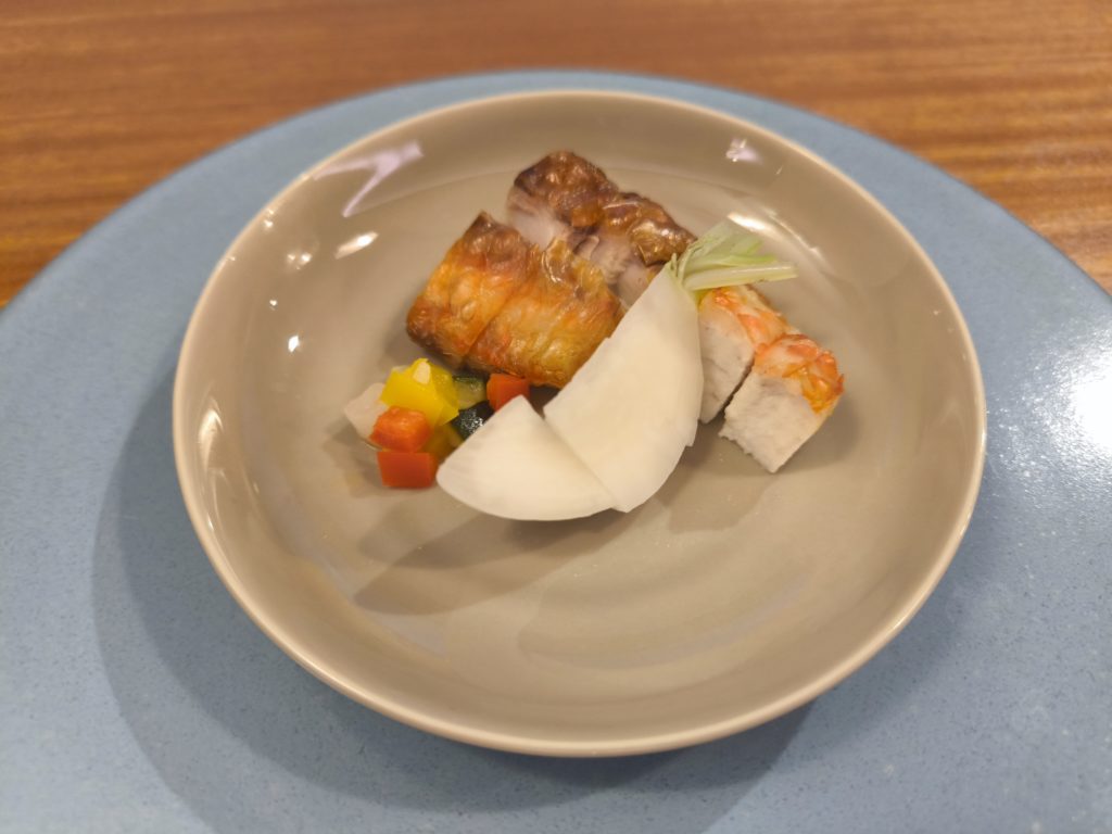 彩り豊かな野菜が添えられた愛犬用のポワレ