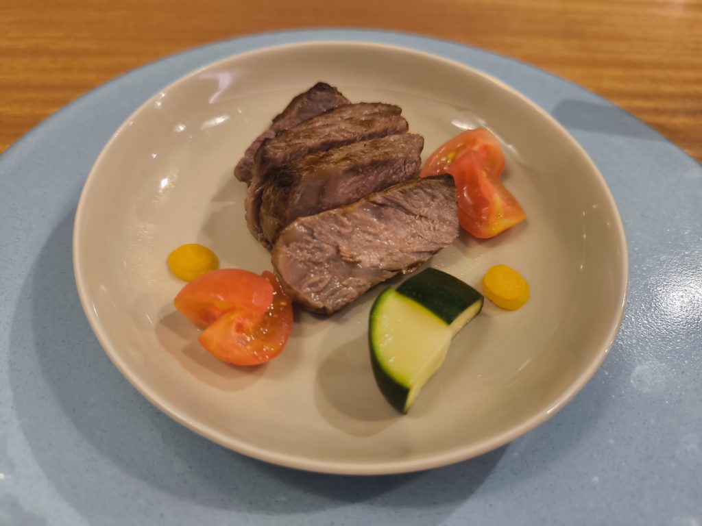 愛犬も大喜び！じっくり調理されたワンちゃん用メインのお肉料理