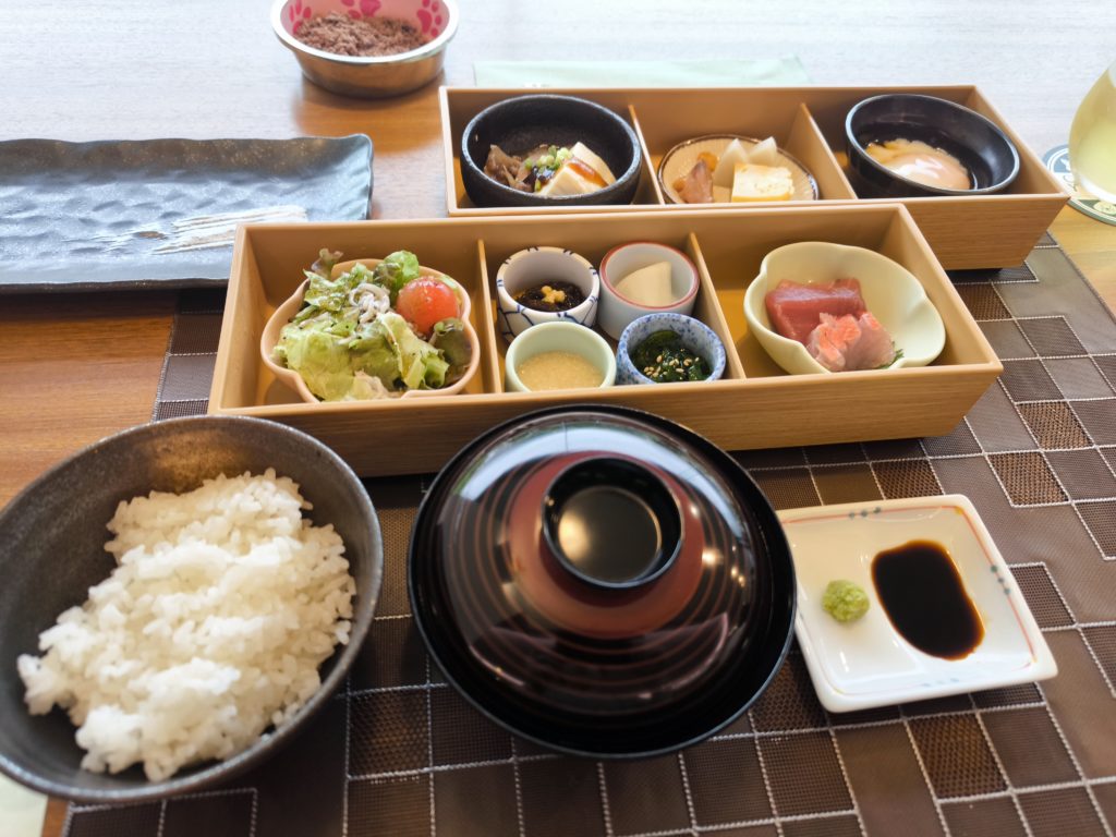 豪華な和朝食膳。おかわり自由のご飯とお味噌汁で大満足