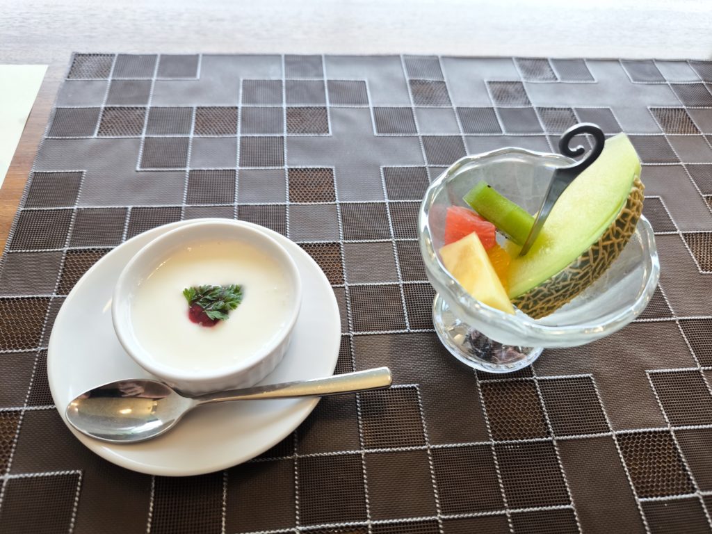 朝食の最後に出てくるデザート。メロンや杏仁豆腐のセット