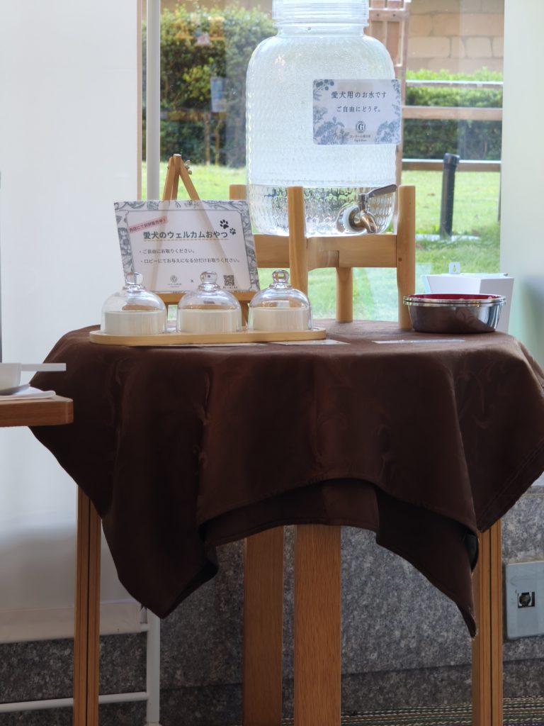 愛犬が喜ぶワンちゃん専用おやつバー。数種類のおやつをバイキング形式で選べます