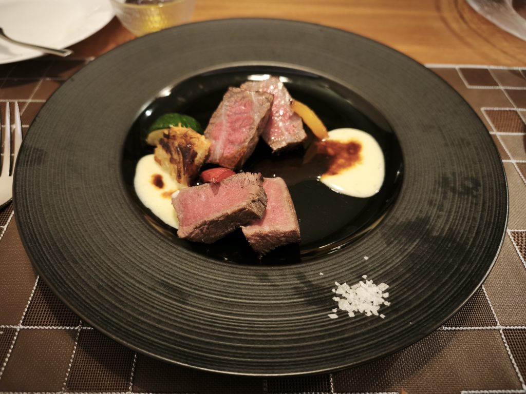 コレドール湯河原のメインディッシュ：絶妙な焼き加減の牛ステーキ