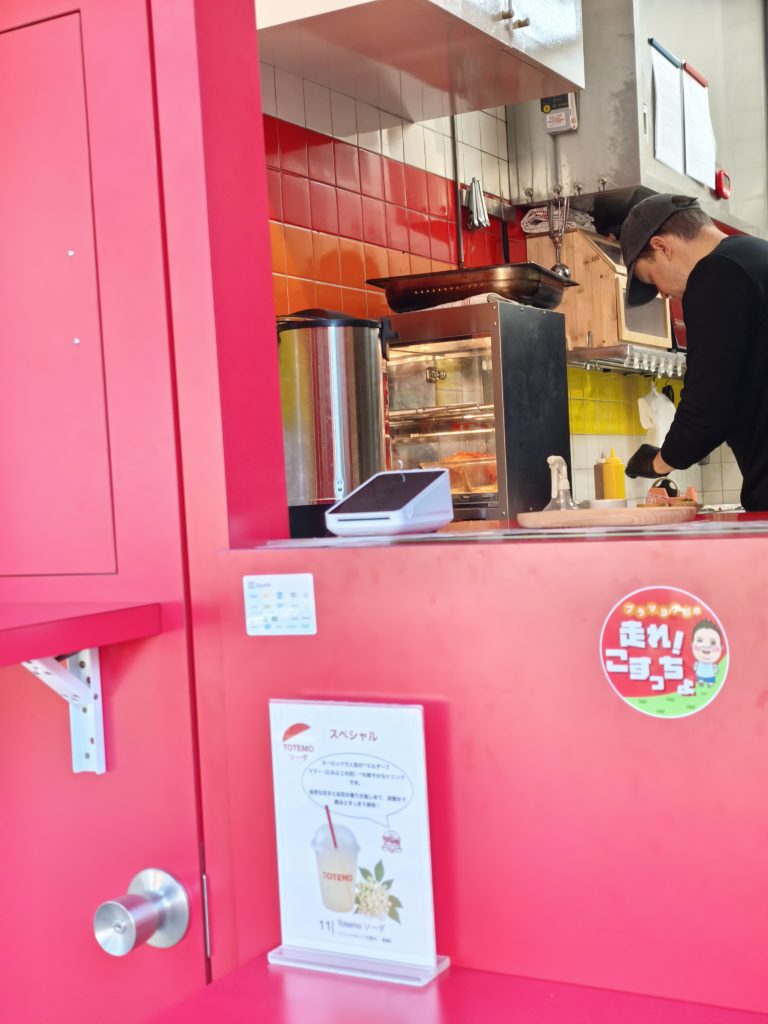 谷根千TOTEMOの外観と注文カウンター｜犬連れOK