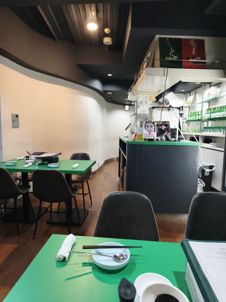 麻布十番のシモン茂の入口付近の席