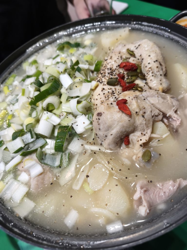 麻布十番のシモン茂の タッカルクッス白の参鶏湯トッピング