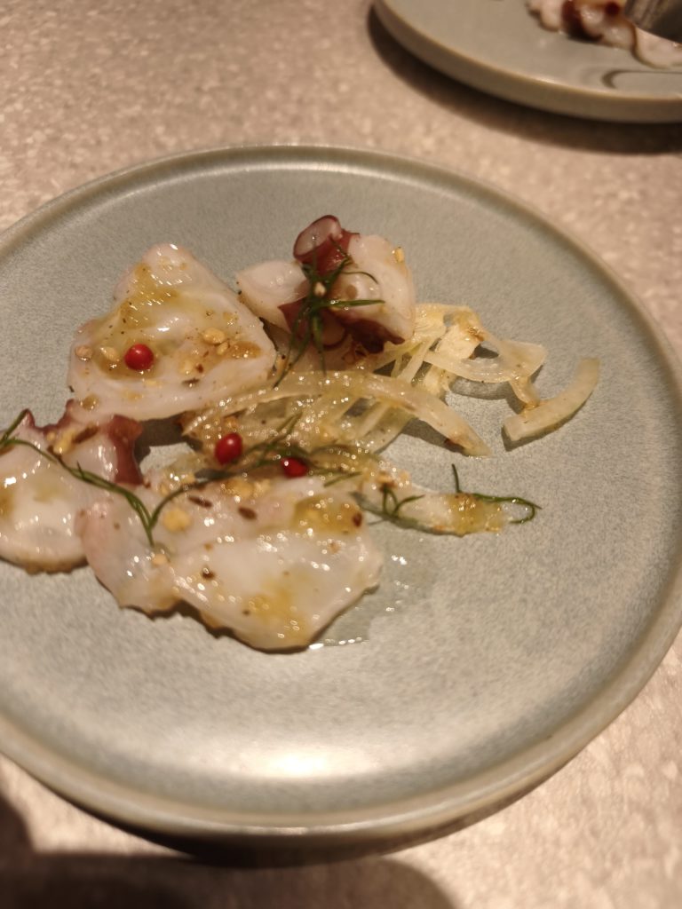 東麻布のgift tokyoのカルパッチョ