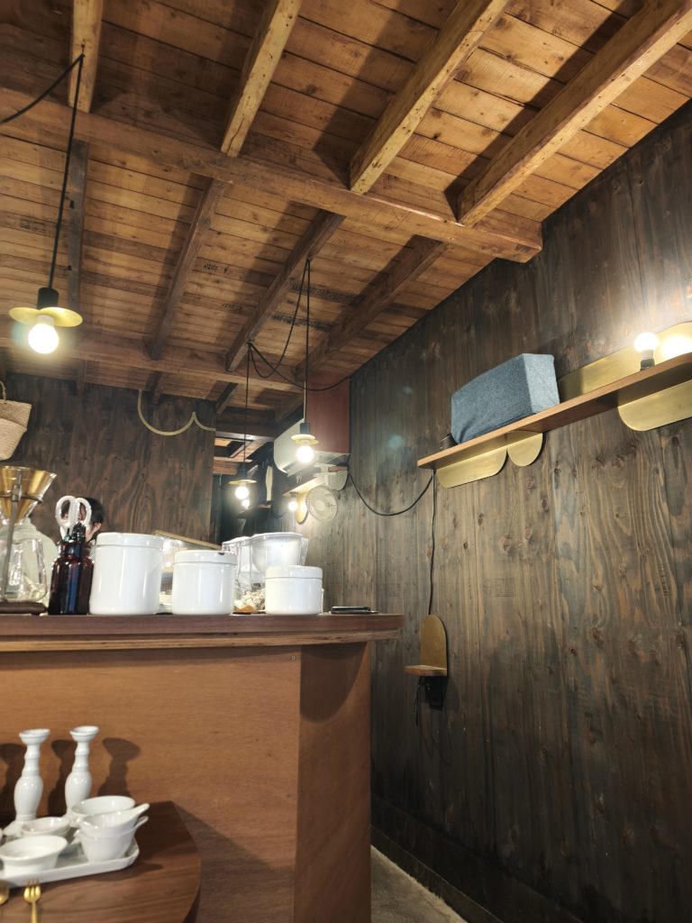 千駄木の雨音茶寮の1Fの様子